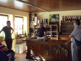 Nella Cave du Vin de Morgex a La Ruine, con Beneyton (45682 bytes)